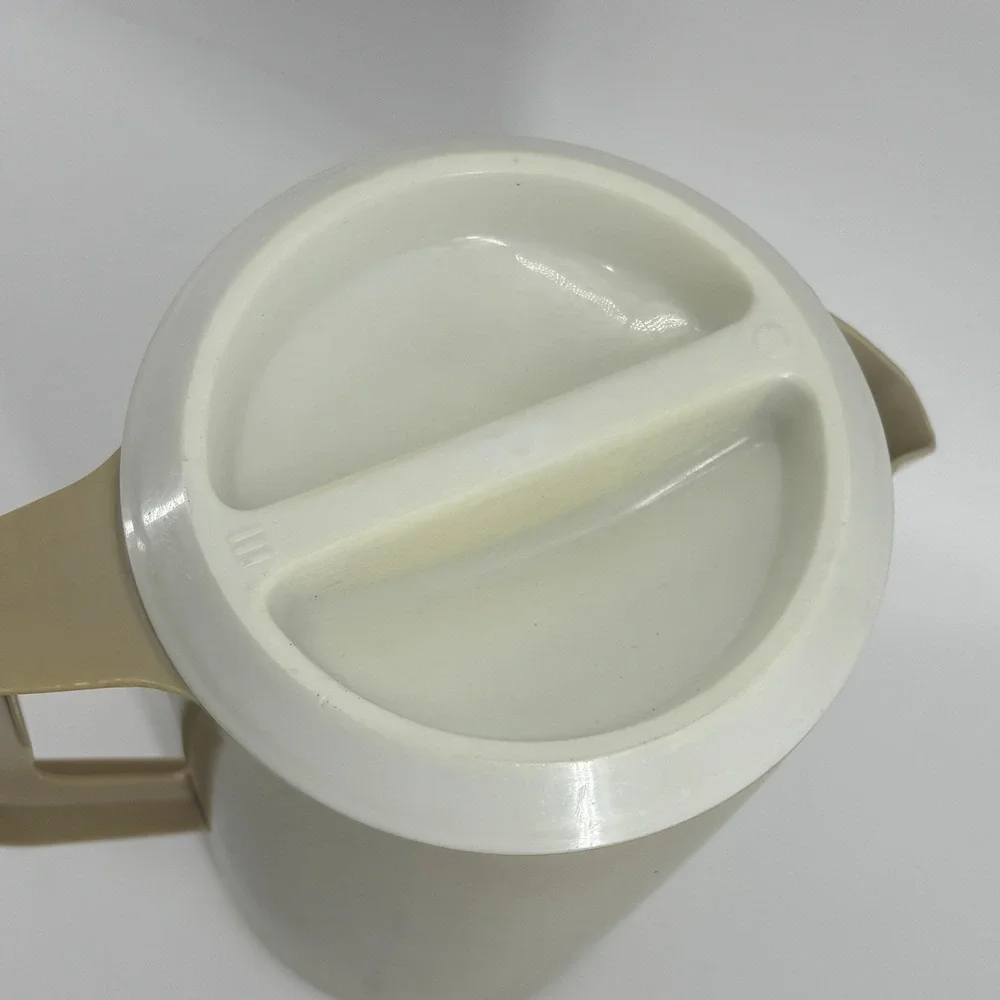 VINTAGE RUBBERMAID 2 1/4 QUART‎ ALMOND PITCHER W/WHITE LID #2445